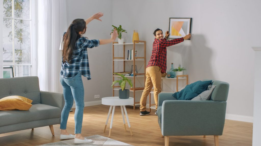 couple decorating apartment